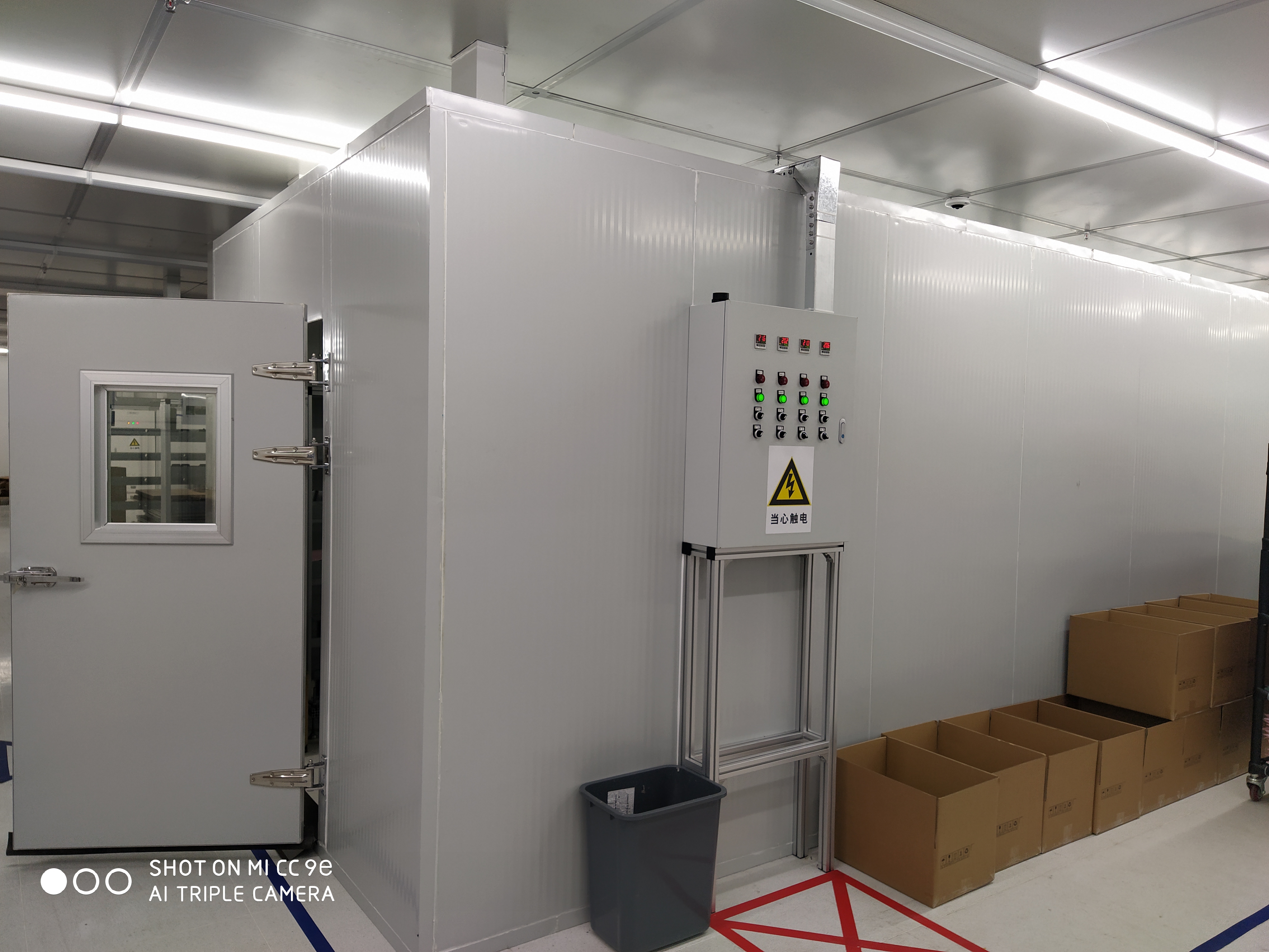 制冷压缩机设备特写，精密机械部件，工业制造车间背景